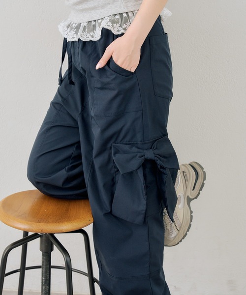 continuer de NICE CLAUP(コンティニューデナイスクラップ)の「大きなリボンのカーゴPT(その他パンツ・レディース・オフホワイト/ネイビー/ピンク・FREE)」の18枚目の写真