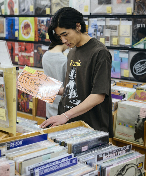 FREAK'S STORE(フリークスストア)の「限定展開 diskunion×FREAK'S STORE 別注 ビーグル ビッグシルエット プリント クルーネック Tシャツ(Tシャツ/カットソー・メンズ・ブラック/ブラウン/ホワイト・MEDIUM/SMALL/LARGE)」の16枚目の写真