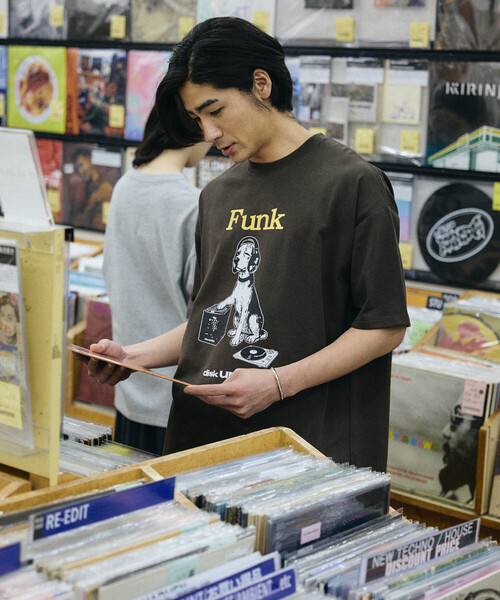 FREAK'S STORE(フリークスストア)の「限定展開 diskunion×FREAK'S STORE 別注 ビーグル ビッグシルエット プリント クルーネック Tシャツ(Tシャツ/カットソー・メンズ・ブラック/ブラウン/ホワイト・MEDIUM/SMALL/LARGE)」の17枚目の写真