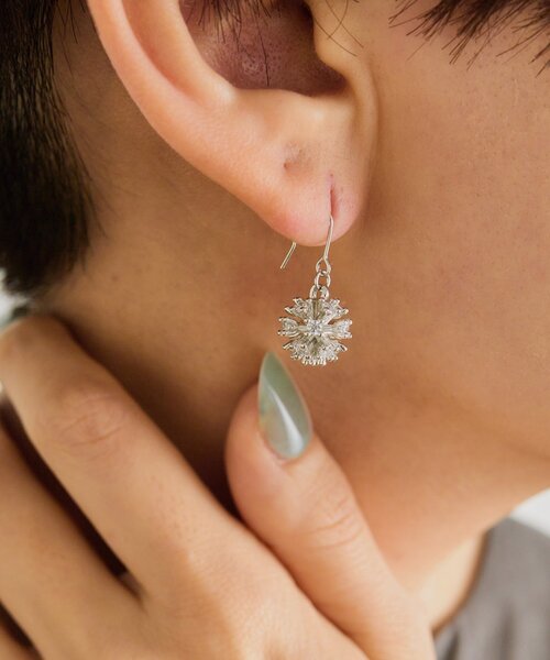 ear PAPILLONNER(イアパピヨネ)の「フラッシュジルコニアピアス(ピアス(両耳用)・レディース・ゴールド/シルバー・FREE)」の2枚目の写真