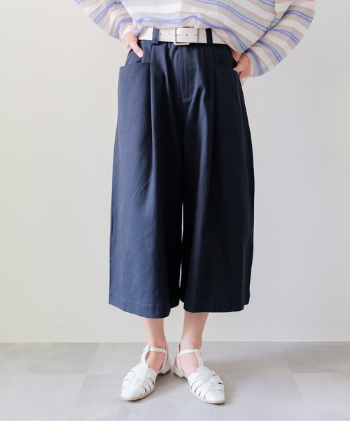 DOLLUPOOPS(ドールアップウップス)の「Belted Pleated Wide Half Pants(ベルト付きタックワイドハーフパンツ)(その他パンツ・レディース・ネイビー・MEDIUM)」の1枚目の写真