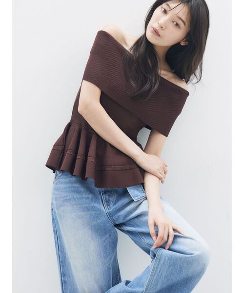 LAGUNAMOON(ラグナムーン)の「ペプラムオフショルニットプルオーバー 【夏服】【半袖】(ニット/セーター・レディース・ブラウン/ホワイト/レッド・FREE)」の4枚目の写真