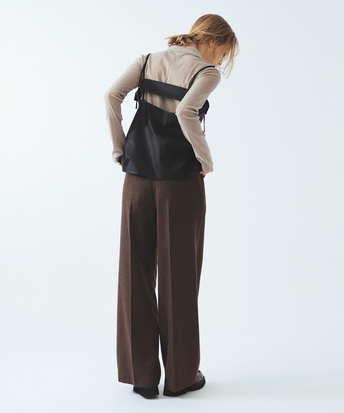 Ray BEAMS(レイビームス)の「フェイクレザー アシンメトリー キャミソール(キャミソール・レディース・ブラウン/ブラック・ONE SIZE)」の5枚目の写真