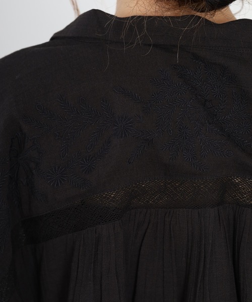 Fanaka(ファナカ)の「アンティーク刺繍前開きブラウス 長袖(シャツ/ブラウス・レディース・ブラック・FREE)」の3枚目の写真