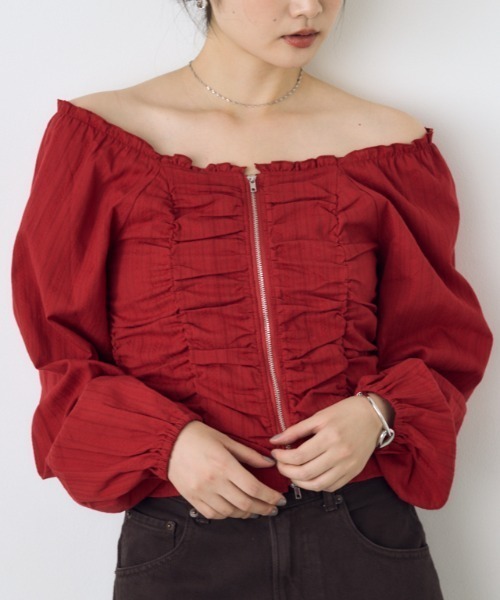 AZUL by moussy(アズールバイマウジー)の「【身長/骨格別着用画像あり】2WAYオフショルダブルジップドビーブラウス パフスリーブ 長袖 夏服 秋服(シャツ/ブラウス・レディース・オフホワイト/レッド/ブラック・FREE)」の3枚目の写真