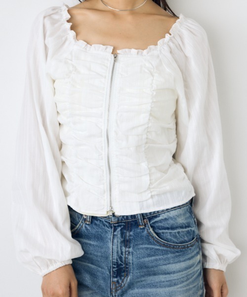 AZUL by moussy(アズールバイマウジー)の「【身長/骨格別着用画像あり】2WAYオフショルダブルジップドビーブラウス パフスリーブ 長袖 夏服 秋服(シャツ/ブラウス・レディース・オフホワイト/レッド/ブラック・FREE)」の2枚目の写真