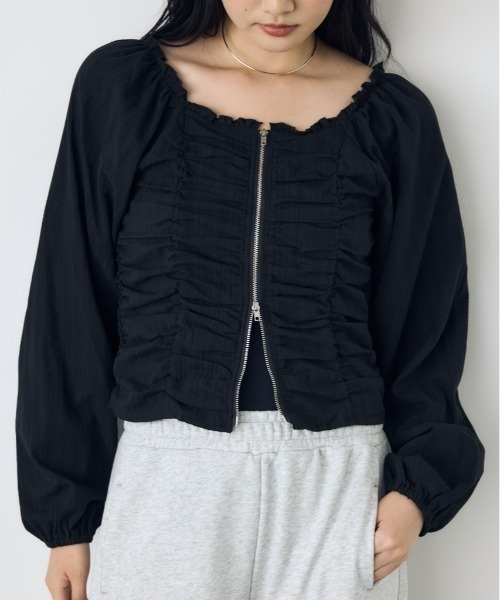 AZUL by moussy(アズールバイマウジー)の「【身長/骨格別着用画像あり】2WAYオフショルダブルジップドビーブラウス パフスリーブ 長袖 夏服 秋服(シャツ/ブラウス・レディース・オフホワイト/レッド/ブラック・FREE)」の1枚目の写真