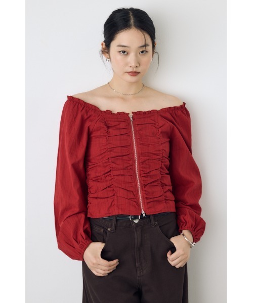AZUL by moussy(アズールバイマウジー)の「【身長/骨格別着用画像あり】2WAYオフショルダブルジップドビーブラウス パフスリーブ 長袖 夏服 秋服(シャツ/ブラウス・レディース・オフホワイト/レッド/ブラック・FREE)」の12枚目の写真
