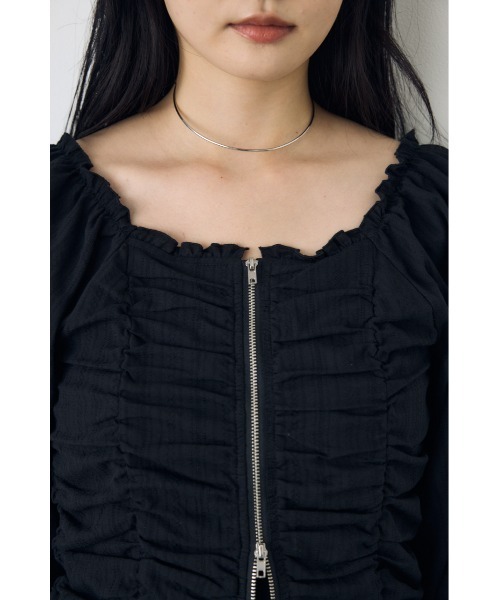 AZUL by moussy(アズールバイマウジー)の「【身長/骨格別着用画像あり】2WAYオフショルダブルジップドビーブラウス パフスリーブ 長袖 夏服 秋服(シャツ/ブラウス・レディース・オフホワイト/レッド/ブラック・FREE)」の6枚目の写真