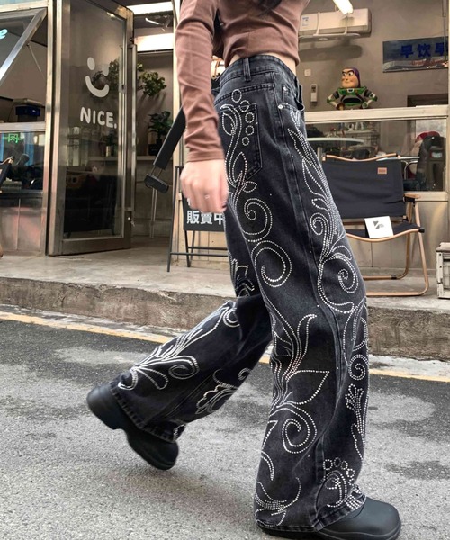 AMAJI（アマジ）の「ウォッシュ加工 ヴィンテージ風 ラインストーン トライバル柄 デニムパンツ（デニムパンツ・レディース・ブラック・SMALL/MEDIUM/LARGE/X-LARGE）」の3枚目の写真