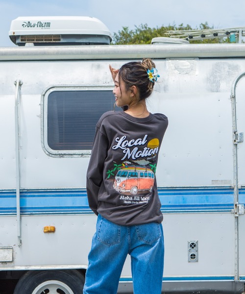 LOCALMOTION HAWAII(ローカルモーション ハワイ)の「ハワイ&リゾートバスサガラ刺繍ロングTシャツ(Tシャツ/カットソー・メンズ・チャコールグレー/ライトグレー・SMALL/X-LARGE/LARGE/MEDIUM)」の4枚目の写真