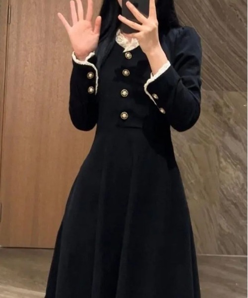 &soiree(アンドソワレ)の「レースドッキングハイネックミディ丈ワンピース(ワンピース・レディース・ブラック・LARGE/X-LARGE/MEDIUM)」の2枚目の写真