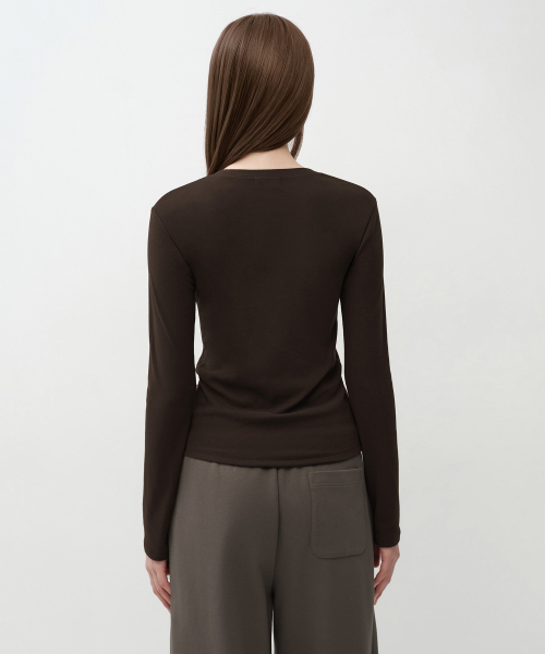 MUSINSA STANDARD WOMAN（ムシンサスタンダードウーマン）の「ウィメンズウォームブラシスリム長袖Tシャツ[ダークブラウン]（Tシャツ/カットソー・レディース・その他・SMALL/MEDIUM/LARGE/X-SMALL）」の3枚目の写真