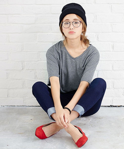 Newlyme（ニューリーミー）の「胸ポケット付きクルーネックorVネックTシャツ（Tシャツ/カットソー・レディース・アイボリー/ホワイト系その他/キャメル/マスタード/霜降りグレー/杢グレー/カーキ/ライトブラック/ボルドー/チャコールグレー/ベージュ系その他3/ブラック系その他3/ホワイト系その他4/その他4/ベージュ系その他4/ブラック系その他4/ブルー系その他4/グリーン系その他3/グレー系その他3/その他3/ピンク系その他4/グレー系その他4/グリーン系その他4/ホワイト系その他3/レッド系その他3/ピンク系その他3/ブルー系その他3/レッド系その他4/ブラック系その他6/レッド系その他6/ブルー系その他5/ブルー系その他6/ブラック系その他5/レッド系その他5/パープル系その他/パープル系その他2・FREE）」の11枚目の写真