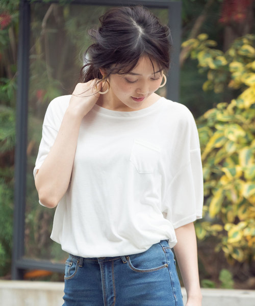 Newlyme（ニューリーミー）の「胸ポケット付きクルーネックorVネックTシャツ（Tシャツ/カットソー・レディース・アイボリー/ホワイト系その他/キャメル/マスタード/霜降りグレー/杢グレー/カーキ/ライトブラック/ボルドー/チャコールグレー/ベージュ系その他3/ブラック系その他3/ホワイト系その他4/その他4/ベージュ系その他4/ブラック系その他4/ブルー系その他4/グリーン系その他3/グレー系その他3/その他3/ピンク系その他4/グレー系その他4/グリーン系その他4/ホワイト系その他3/レッド系その他3/ピンク系その他3/ブルー系その他3/レッド系その他4/ブラック系その他6/レッド系その他6/ブルー系その他5/ブルー系その他6/ブラック系その他5/レッド系その他5/パープル系その他/パープル系その他2・FREE）」の4枚目の写真