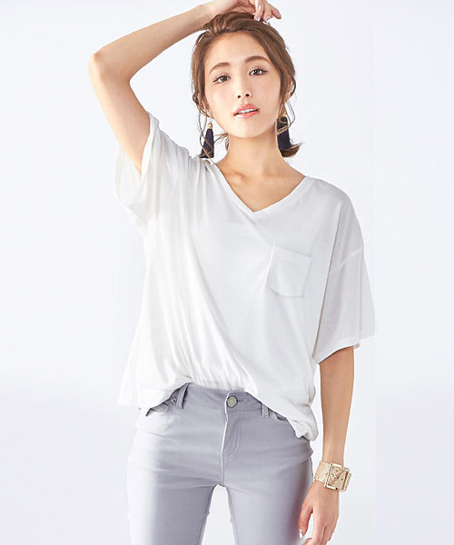 Newlyme（ニューリーミー）の「胸ポケット付きクルーネックorVネックTシャツ（Tシャツ/カットソー・レディース・アイボリー/ホワイト系その他/キャメル/マスタード/霜降りグレー/杢グレー/カーキ/ライトブラック/ボルドー/チャコールグレー/ベージュ系その他3/ブラック系その他3/ホワイト系その他4/その他4/ベージュ系その他4/ブラック系その他4/ブルー系その他4/グリーン系その他3/グレー系その他3/その他3/ピンク系その他4/グレー系その他4/グリーン系その他4/ホワイト系その他3/レッド系その他3/ピンク系その他3/ブルー系その他3/レッド系その他4/ブラック系その他6/レッド系その他6/ブルー系その他5/ブルー系その他6/ブラック系その他5/レッド系その他5/パープル系その他/パープル系その他2・FREE）」の2枚目の写真