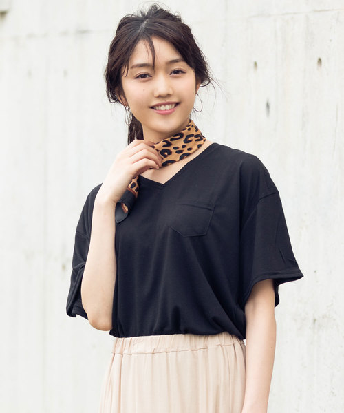 Newlyme（ニューリーミー）の「胸ポケット付きクルーネックorVネックTシャツ（Tシャツ/カットソー・レディース・アイボリー/ホワイト系その他/キャメル/マスタード/霜降りグレー/杢グレー/カーキ/ライトブラック/ボルドー/チャコールグレー/ベージュ系その他3/ブラック系その他3/ホワイト系その他4/その他4/ベージュ系その他4/ブラック系その他4/ブルー系その他4/グリーン系その他3/グレー系その他3/その他3/ピンク系その他4/グレー系その他4/グリーン系その他4/ホワイト系その他3/レッド系その他3/ピンク系その他3/ブルー系その他3/レッド系その他4/ブラック系その他6/レッド系その他6/ブルー系その他5/ブルー系その他6/ブラック系その他5/レッド系その他5/パープル系その他/パープル系その他2・FREE）」の8枚目の写真