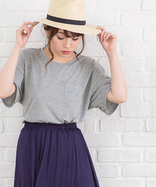 Newlyme（ニューリーミー）の「胸ポケット付きクルーネックorVネックTシャツ（Tシャツ/カットソー・レディース・アイボリー/ホワイト系その他/キャメル/マスタード/霜降りグレー/杢グレー/カーキ/ライトブラック/ボルドー/チャコールグレー/ベージュ系その他3/ブラック系その他3/ホワイト系その他4/その他4/ベージュ系その他4/ブラック系その他4/ブルー系その他4/グリーン系その他3/グレー系その他3/その他3/ピンク系その他4/グレー系その他4/グリーン系その他4/ホワイト系その他3/レッド系その他3/ピンク系その他3/ブルー系その他3/レッド系その他4/ブラック系その他6/レッド系その他6/ブルー系その他5/ブルー系その他6/ブラック系その他5/レッド系その他5/パープル系その他/パープル系その他2・FREE）」の14枚目の写真