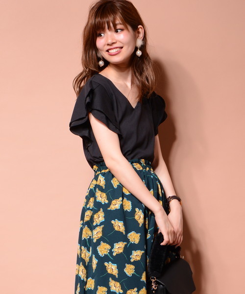 natural couture(ナチュラルクチュール)の「チューリップラッフル袖Tシャツ(Tシャツ/カットソー・レディース・ベージュ/カーキ/ブラック/レッド・FREE)」の2枚目の写真