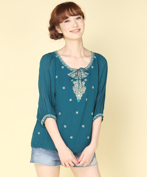 Another Edition（アナザーエディション）の「AE R GGT ビジューEMB BLS（シャツ/ブラウス・レディース・ベージュ/ターコイズブルー/オレンジ・フリー）」の2枚目の写真