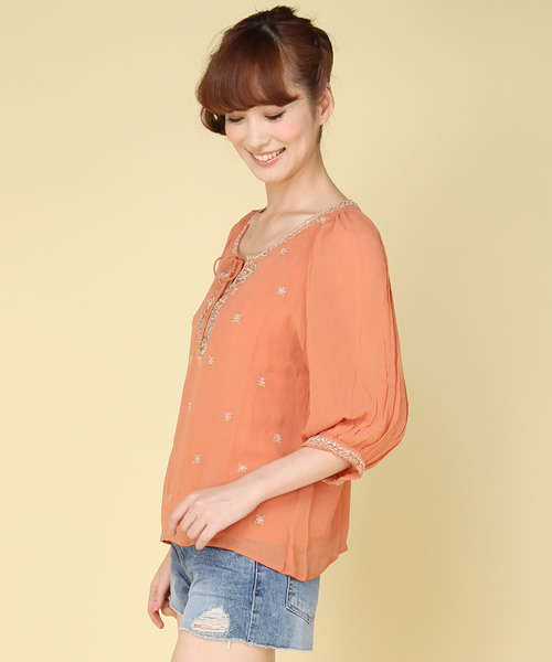 Another Edition（アナザーエディション）の「AE R GGT ビジューEMB BLS（シャツ/ブラウス・レディース・ベージュ/ターコイズブルー/オレンジ・フリー）」の6枚目の写真