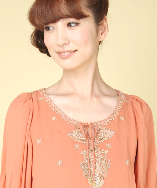 Another Edition（アナザーエディション）の「AE R GGT ビジューEMB BLS（シャツ/ブラウス・レディース・ベージュ/ターコイズブルー/オレンジ・フリー）」の8枚目の写真