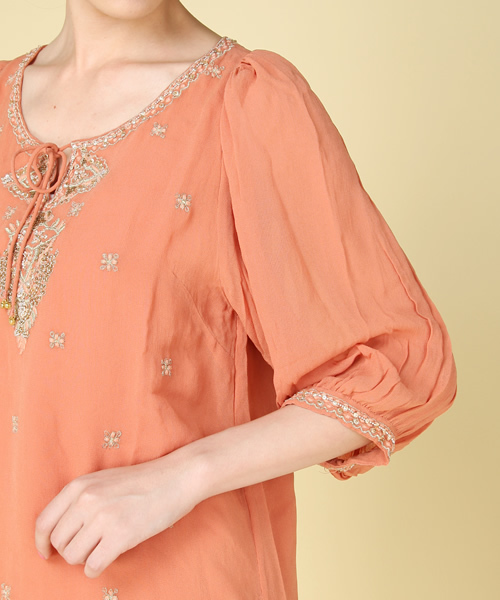 Another Edition（アナザーエディション）の「AE R GGT ビジューEMB BLS（シャツ/ブラウス・レディース・ベージュ/ターコイズブルー/オレンジ・フリー）」の9枚目の写真