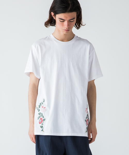 rehacer（レアセル）の「rehacer STAND : Flower Bloom S/S T / フラワー ブルーム ショートスリーブ Tシャツ（Tシャツ/カットソー・メンズ・ホワイト/ブラック・SMALL/MEDIUM/LARGE/X-LARGE/X-SMALL）」の2枚目の写真