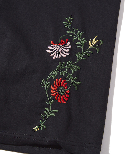rehacer（レアセル）の「rehacer STAND : Flower Bloom S/S T / フラワー ブルーム ショートスリーブ Tシャツ（Tシャツ/カットソー・メンズ・ホワイト/ブラック・SMALL/MEDIUM/LARGE/X-LARGE/X-SMALL）」の4枚目の写真