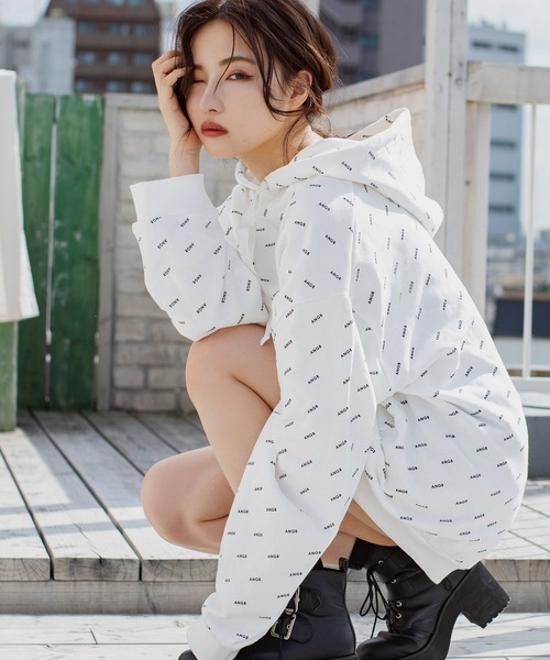 ANDGEEBEE(アンジービー)の「【UNISEX】ロゴ総柄プルパーカー(パーカー)」|ホワイト
