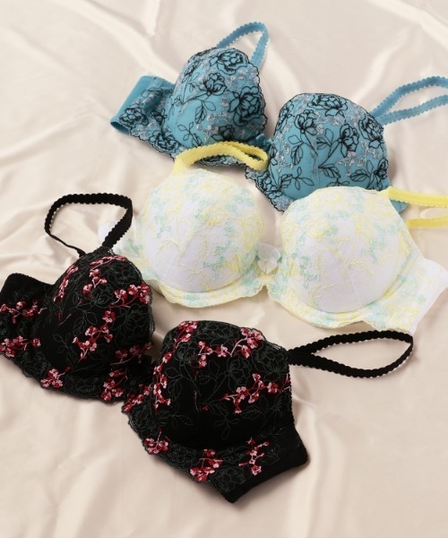 Triumph（トリンプ）の「【WEB限定価格】【華やかデザイン、ボリュームアップ】トリンプ AC001 ブラジャー25-1【B,C,Dカップ】WHU 25 Y9 A5 RL1（ブラジャー・レディース・ブルー/ブラック/ホワイト・B70/B75/B80/C70/C75/C80/D70/D75/D80）」の3枚目の写真