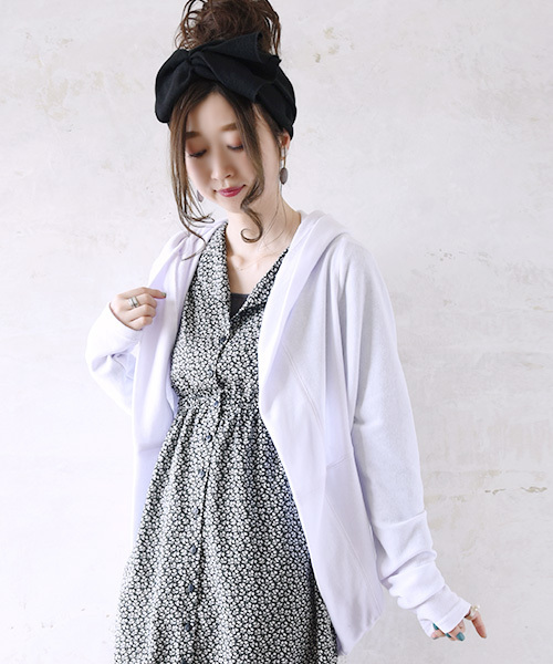 and it_(アンドイット)の「ボレロ風ライトスウェットフーディーカーディガン(カーディガン/ボレロ・レディース・ブラック/杢グレー/ネイビー/ホワイト/カーキ/スカイブルー/レモンイエロー/ダークオレンジ/ベージュ系/ロイヤルブルー/スモークピンク/グレイッシュベージュ/チョコ/ヘザーチャコール/グリーン/ラベンダー/ホワイト系その他/ブラック系その他/ピンク系その他/オレンジ系その他/ブルー系その他・M1/M2)」の2枚目の写真