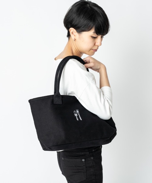CUISINE HABITS(クイジーヌハビッツ)の「ソトポケTOTEBAG / トートバッグ(トートバッグ・レディース・アイボリー/グレー/ブラック/ホワイト系その他/ブルー・フリー)」の4枚目の写真