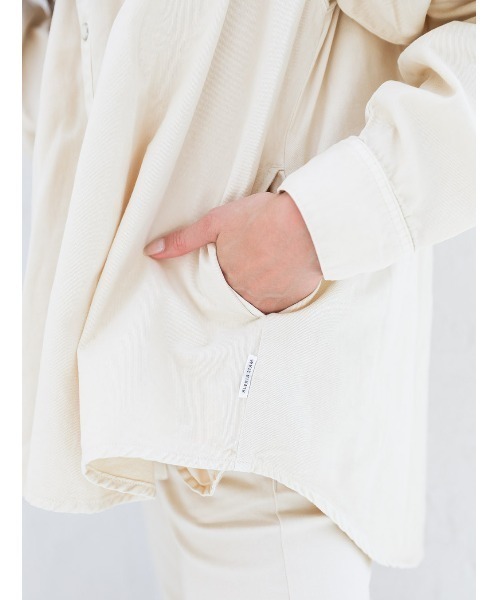 ALEXIA STAM（アリシアスタン）の「【BLENDA Japan 2020年winter号掲載】【ViVi 2月号掲載】Shoulder Tuck Oversized Shirt /ショルダータックオーバーサイズシャツ（シャツ/ブラウス・レディース・ブルー/アイボリー・FREE）」の7枚目の写真