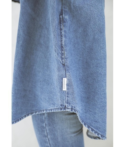 ALEXIA STAM（アリシアスタン）の「【BLENDA Japan 2020年winter号掲載】【ViVi 2月号掲載】Shoulder Tuck Oversized Shirt /ショルダータックオーバーサイズシャツ（シャツ/ブラウス・レディース・ブルー/アイボリー・FREE）」の14枚目の写真