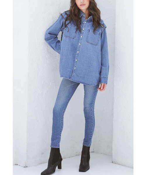 ALEXIA STAM（アリシアスタン）の「【BLENDA Japan 2020年winter号掲載】【ViVi 2月号掲載】Shoulder Tuck Oversized Shirt /ショルダータックオーバーサイズシャツ（シャツ/ブラウス・レディース・ブルー/アイボリー・FREE）」の15枚目の写真