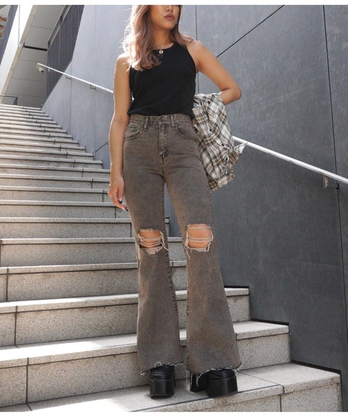 ANAP（アナップ）の「ニークラッシュオーバーダイフレアパンツ（その他パンツ・レディース・ブルー/ブラウン・M/S）」の5枚目の写真