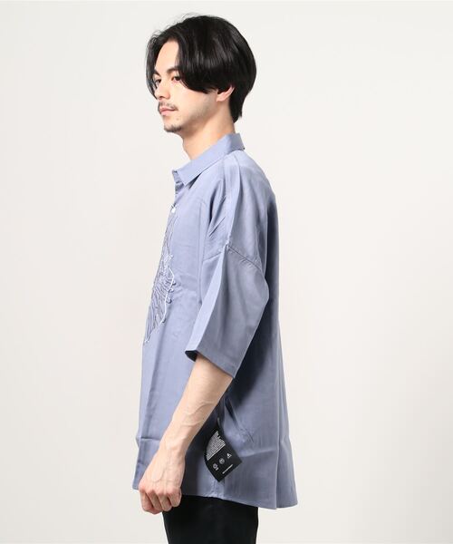 SHAREEF（シャリーフ）の「【SHAREEF】STUDIOUS別注 EMBROIDERY SS SH（シャツ/ブラウス・メンズ・ホワイト/パープル/ブラック・2/1）」の4枚目の写真