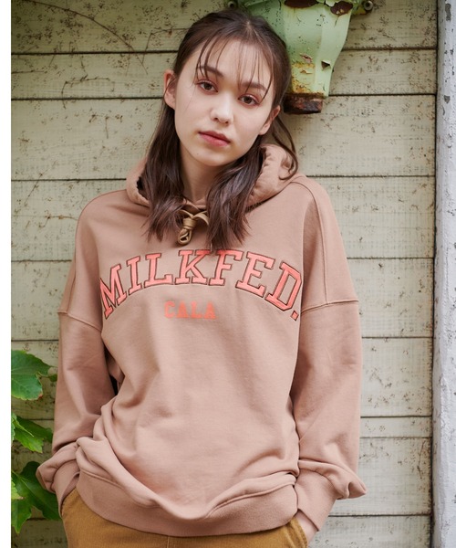 MILKFED.（ミルクフェド）の「ARCH LOGO PATCH HOODED TOP（パーカー・レディース・ネイビー/ブラック/オフホワイト/ブラウン・ONE SIZE）」の3枚目の写真