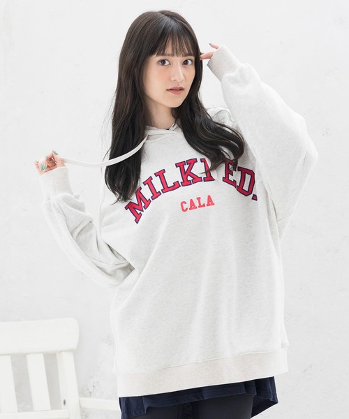 MILKFED.（ミルクフェド）の「ARCH LOGO PATCH HOODED TOP（パーカー・レディース・ネイビー/ブラック/オフホワイト/ブラウン・ONE SIZE）」の2枚目の写真