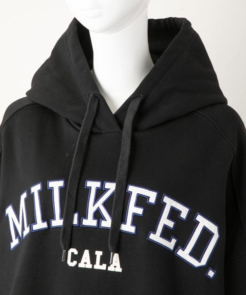 MILKFED.（ミルクフェド）の「ARCH LOGO PATCH HOODED TOP（パーカー・レディース・ネイビー/ブラック/オフホワイト/ブラウン・ONE SIZE）」の11枚目の写真