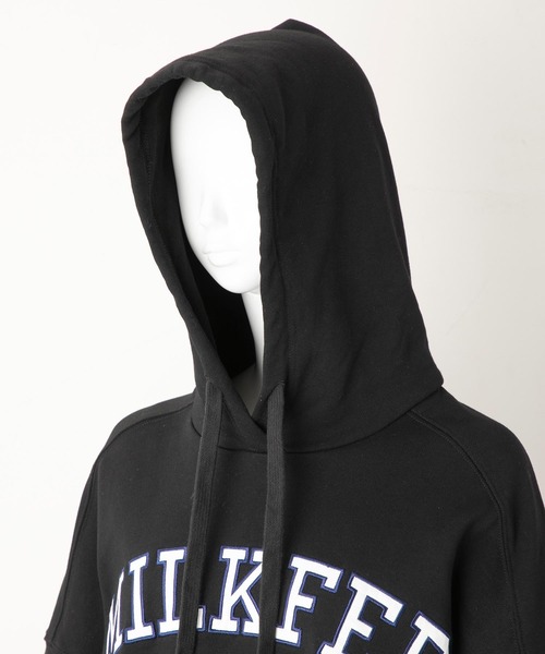 MILKFED.（ミルクフェド）の「ARCH LOGO PATCH HOODED TOP（パーカー・レディース・ネイビー/ブラック/オフホワイト/ブラウン・ONE SIZE）」の7枚目の写真