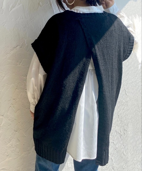 She's Closet（シーズクローゼット）の「オーバーサイズvネックバッククロススリットロング丈ニットベスト（ベスト・レディース・ブラック/ブラウン/ライトベージュ・FREE）」の2枚目の写真