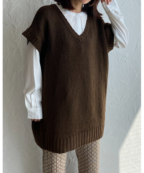 She's Closet（シーズクローゼット）の「オーバーサイズvネックバッククロススリットロング丈ニットベスト（ベスト・レディース・ブラック/ブラウン/ライトベージュ・FREE）」の4枚目の写真