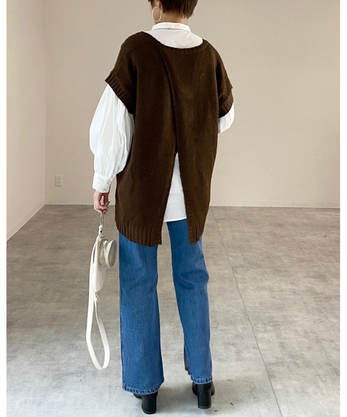 She's Closet（シーズクローゼット）の「オーバーサイズvネックバッククロススリットロング丈ニットベスト（ベスト・レディース・ブラック/ブラウン/ライトベージュ・FREE）」の7枚目の写真