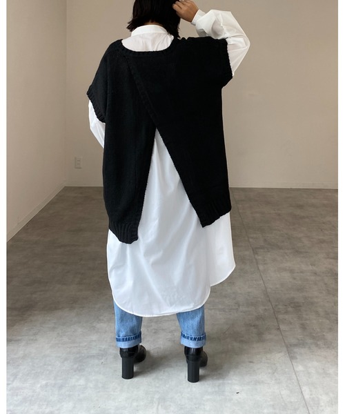 She's Closet（シーズクローゼット）の「オーバーサイズvネックバッククロススリットロング丈ニットベスト（ベスト・レディース・ブラック/ブラウン/ライトベージュ・FREE）」の14枚目の写真