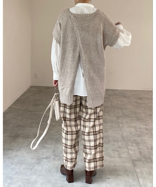 She's Closet（シーズクローゼット）の「オーバーサイズvネックバッククロススリットロング丈ニットベスト（ベスト・レディース・ブラック/ブラウン/ライトベージュ・FREE）」の22枚目の写真