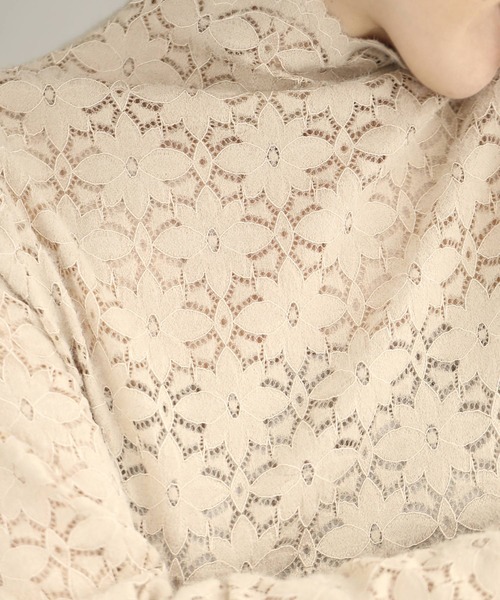 cawaii（カワイイ）の「インナーに最適。ふわふわ起毛レースの花カットソートップス（Tシャツ/カットソー・レディース・ベージュ・FREE）」の3枚目の写真