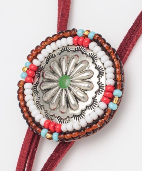 チャイハネ（チャイハネ）の「【チャイハネ】コンチョビーズループタイネックレス（ネックレス・レディース・レッド/グリーン/キャメル・FREE）」の4枚目の写真