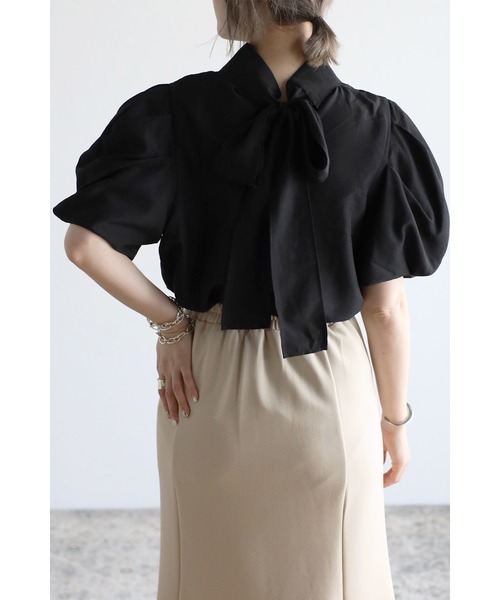 Bonjour Sagan（ボンジュールサガン）の「前後2wayハイネックボウタイブラウス（シャツ/ブラウス・レディース・オフホワイト/ブラック/ライトブルー・FREE）」の2枚目の写真